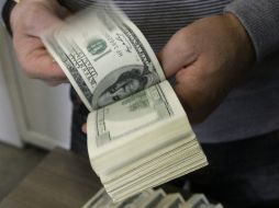 El peso ganó un centavo de valor con respecto al dólar de la jornada anterior. ARCHIVO /