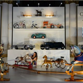 Exhiben en Buckingham objetos personales de la niñez real británica