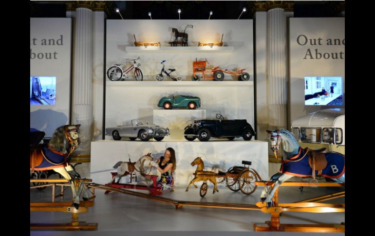 Algunos de los objetos exhibidos fueron regalados por el presidente Obama al príncipe Jorge. AFP /