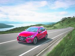 El Mazda2 es un hatchback de cinco puertas con ganas de competirle al recientemente renovado Honda Fit, entre otros. ESPECIAL /