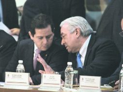 Los diputados Pedro Treviño Villarreal y Marco Antonio Bernal Gutiérrez discuten en la sesión de ayer. SUN /