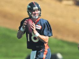 Peyton Manning en el campo de entrenamiento de los Broncos de Denver. AP /