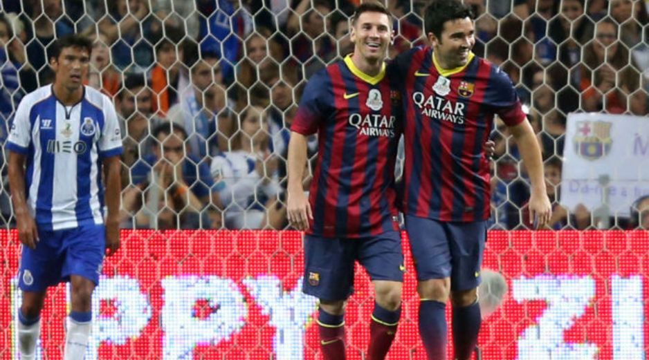 Deco es felicitado por Lionel Messi tras una anotación, mientras saca el balón de la portería  el portugués Paulo Ferreira. AFP /