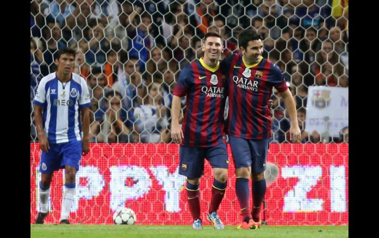 Deco es felicitado por Lionel Messi tras una anotación, mientras saca el balón de la portería  el portugués Paulo Ferreira. AFP /