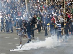 Manifestantes lanzan piedras, diversos objetos y bombas molotov contra las fuerzas de seguridad; detienen a 40 personas. AP /