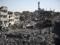 Palestinos buscan entre los escombros restos de ciudadanos y familiares. AFP /