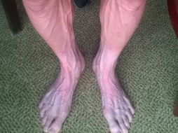Las piernas de Bartosz Huzarski muestran como son exigidas en el Tour de France. ESPECIAL /