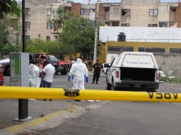Peritos forenses colocaron indicadores sobre los casquillos y demás evidencias junto al cuerpo.  /