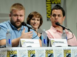 Robert Kirkman (i) expone en el panel dedicado a la serie en la Comic-Con de San Diego. AP /