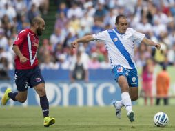 Acción de juego entre Cuauhtémoc Blanco y Jehu Chiapas. MEXSPORT /