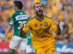 Emmanuel Villa festeja el tercer gol para el conjunto de Tigres. MEXSPORT /