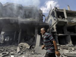Un hombre camina entre los restos de un edificio. AFP /