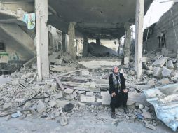 Mukaram Keferna llora en lo que queda de lo que fue la casa familiar, destruida por un ataque israelí. EFE /