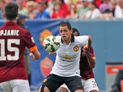 Javier Hernandez, al centro, intenta desmarcarse del defensa del AS Roma, Ashley Cole. AP /