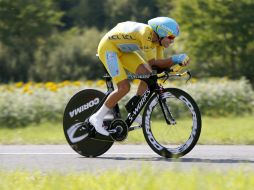 Vincenzo Nibali concluyó la penúltima etapa en el cuarto sitio y aumentó su ventaja en la general a casi ocho minutos. EFE /