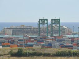 Después se procederá su demolición, tras ser transferido al astillero de Sampiedarena. EFE /