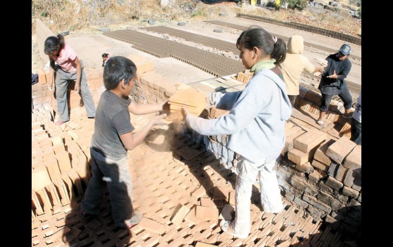 Más de la mitad de la población señala que combate a la explotación laboral de menores es deficiente, según el GCE. ARCHIVO /