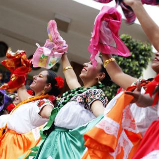Chinas oaxaqueñas realizan convite floral en Guelaguetza