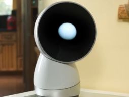 Jibo se conecta a la corriente eléctrica y se enlaza a dispositivos móviles y computadoras a través de Wi-fi. ESPECIAL /