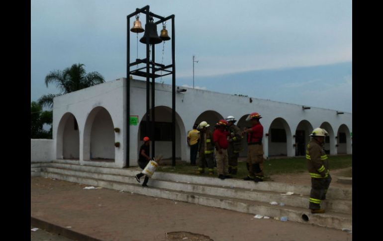 Elementos de Protección Civil y Bomberos acudieron a revisar los daños en el lugar.  /