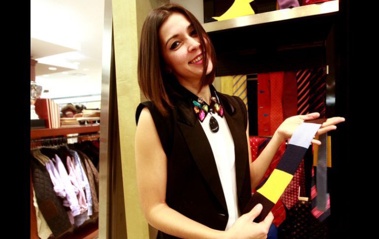 Según especialista, estos accesorios no deben guardarse con el nudo hecho ya que deforman la pieza. ARCHIVO /