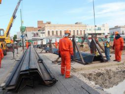 Imagen de trabajadores y maquinaria que inician las primeras obras en el Mercado Corona. Foto: @ramirohdezg. ESPECIAL /