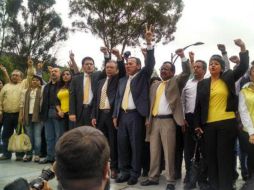 Diputados federales, locales y dirigentes del PRD organizan un mitin afuera del recinto legislativo. Foto: ‏@prensaeloi. ESPECIAL /