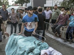El bombardeo perpetrado contra el hospital Shifa en el centro de Gaza, cobró la vida de civiles palestinos, entre ellos niños. EFE /