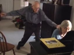 El video es acompañado por la descripción 'ella y él tienen el mismo baile después de tantos años'. ESPECIAL /