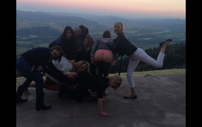 La artista disfrutó al máximo su cumpleaños 50 en compañía de sus amistades más cercanas. ESPECIAL /