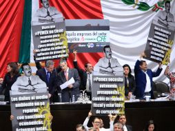 Legisladores opositores montaron mantas en tribuna en protesta contra leyes secundarias de la reforma energética. SUN /