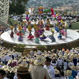 Muestra su colorido La Octava de la Guelaguetza