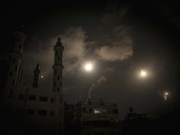 Bengalas lanzadas por Fuerzas de Defensa iluminan una mezquita en Gaza. EFE /