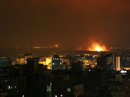 Una columna de humo se alza tras los ataques aéreos de Israel en la franja de Gaza. EFE /