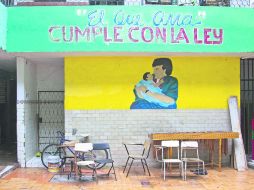 INTERVENIDO. Un agente federal custodia el albergue ubicado en Zamora, Michoacán. AFP /