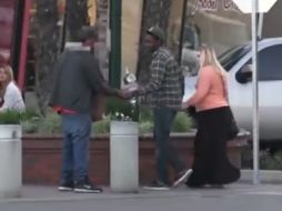 El hombre se hace pasar por indigente y pide limosna en las calles de California. ESPECIAL /