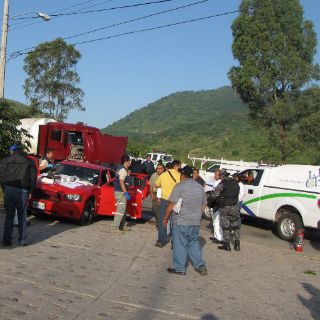 Matan a dos policías tras detener pipa en Tlajomulco