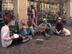 Al terminar, los músicos agradecen al hombre por haberles prestado su valde y le entregan el sombrero con el dinero. ESPECIAL /