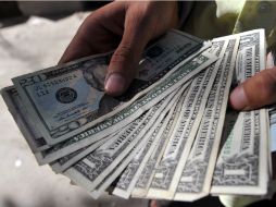 La compra del dólar se  dio en 12.75 pesos. ARCHIVO /