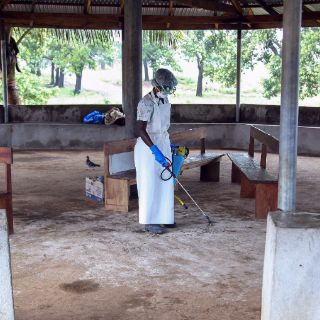 Ébola se cobra más víctimas y cancela vuelos en oeste africano