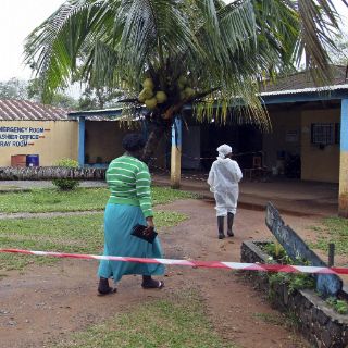 Médico que atendió a decenas muere de ébola en Sierra Leona