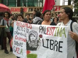 Con banderas y pancartas, los inconformes manifiestan su apoyo al pueblo palestino. SUN /