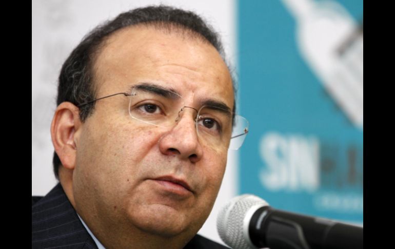 Alfonso Navarrete sostuvo una reunión con Enrique Solana en la que abordaron temas específicos. ARCHIVO /