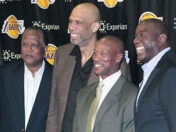Visto bueno.Byron Scott (centro) recibió el apoyo de sus ex compañeros en los Lakers Magic Johnson (der.) y Kareem Abdul.Jabbar (izq.). EFE /