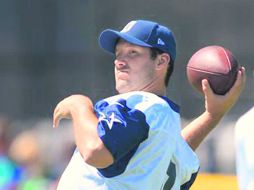 El quarterback Tony Romo lanza un pase en el campo de entrenamiento de los Vaqueros de Dallas en Oxnard, California. AP /