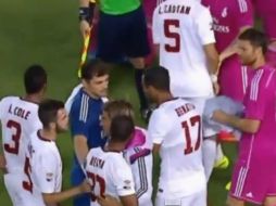 Pepe sólo sonrió tras el botellazo, pero sus compañeros de Real Madrid encararon a Keita. ESPECIAL /