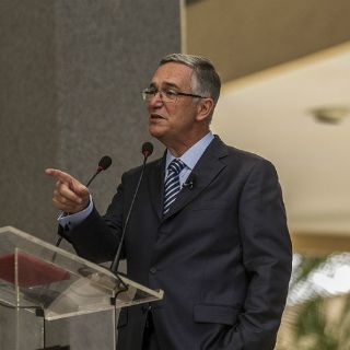 Iusacell no está en venta, afirma Salinas Pliego