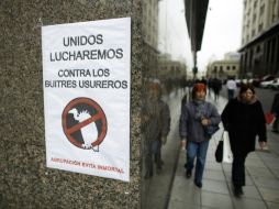 La caída en el precio del dólar vendido en el mercado ilegal, genera un clima favorable en la economía argentina. AP /