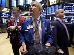 La Bolsa de Nueva York cierra con descenso, tras un nuevo recorte de la economía en el segundo trimestre. ARCHIVO /