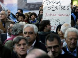 En Buenos Aires varias personas, se manifiestan a favor de la presidenta Cristina Fernández. AFP /